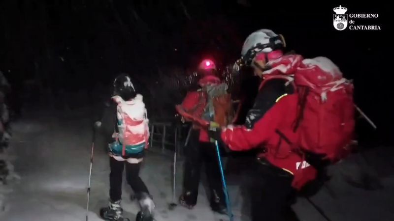 El equipo de Protección Civil del Gobierno y el GREIM El equipo de Protección Civil del Gobierno y el GREIM rescatan a dos montañeras desorientadas en Picos de Europa