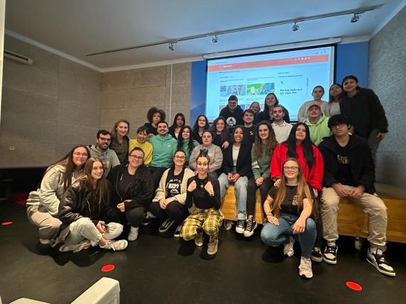 Estudiantes del IES Santa Clara colaboran en la promoción de noticias/imagen-asociada/2024/03/colaboracion_videos_juveniles_2.jpeg