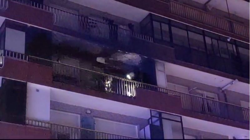 Cuatro personas trasladadas de manera preventiva por inhalación de humo tras un incendio en el balcón de una vivienda de Laredo