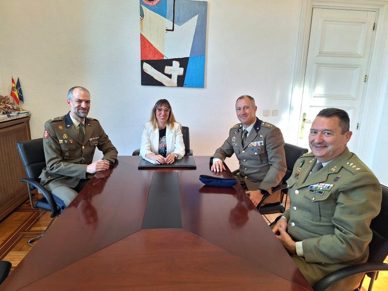 Gomez-de-Diego-felicita-al-sargento-Moreno-por-su-victoria.jpeg