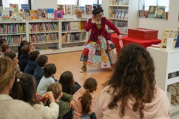 ‘Más que leer’ continúa en mayo con actividades de animación noticias/imagen-asociada/2024/05/mas_que_leer_calista_la_especialista_biblioteca_ma_luisa.jpg