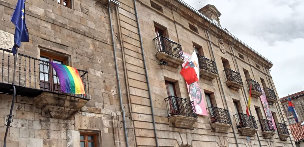 La bandera arco iris ondea en el Ayuntamiento de Reinosa