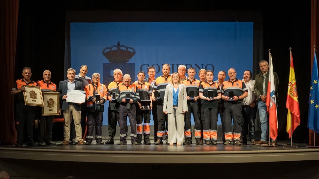 Cantabria condecora en Reinosa a 12 voluntarios de Protección Civil con más de una década de servicio