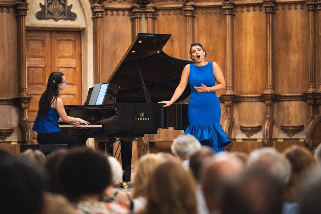 Sofía Gutiérrez-Tobar y María Argüeso Vega: Un Concierto Lírico Inolvidable en Comillas