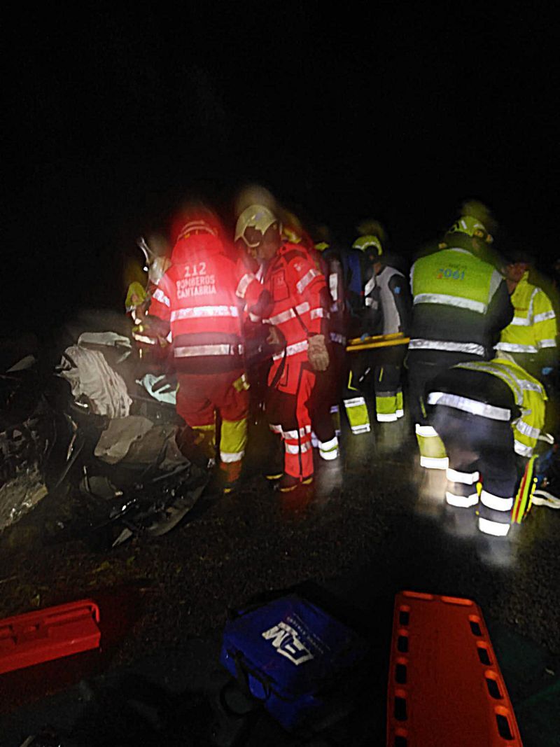 Tres heridos con pronóstico reservado y uno de carácter leve en una colisión entre dos turismos en Ramales de la Victoria