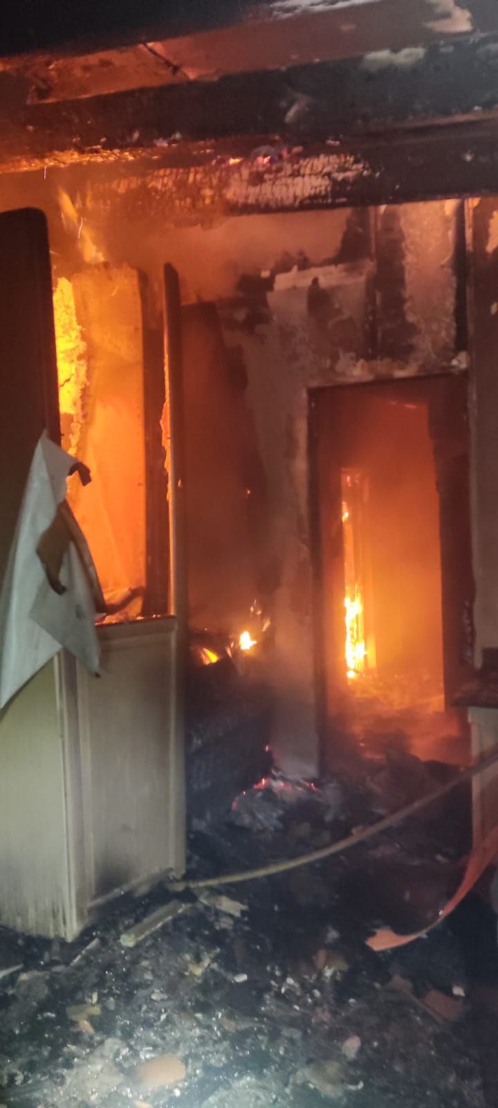 Un incendio calcina una vivienda unifamiliar en Mioño