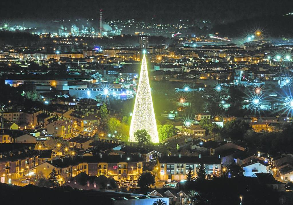 Adiós al árbol gigante de Cartes, hola a Papá Noel volador: Cartes renueva su Navidad - Pablo Unai Fernández Gómez