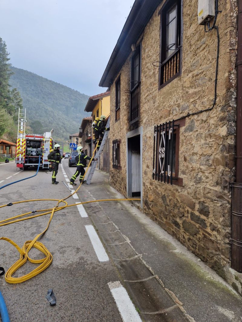 Bomberos del Gobierno extinguen un incendio en una vivienda de Cabezón de Liébana