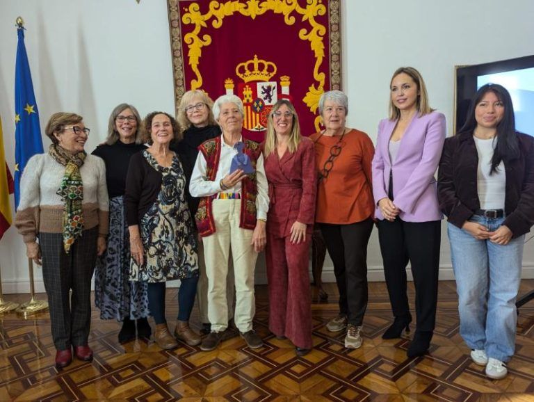 Gómez de Diego entrega el Premio Meninas 2024 a la Red Cántabra contra la Trata y Explotación Sexual