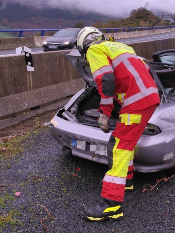 Herido un varón en una salida de vía con vuelco Herido un varón en una salida de vía con vuelco de vehículo en la A-67 a la altura de Molledo