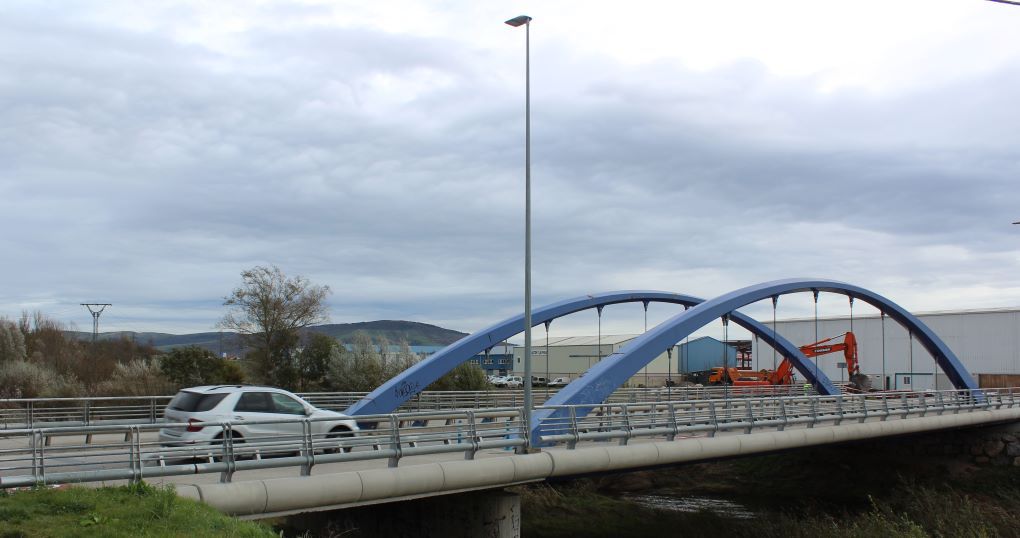 Corte al tráfico del puente sobre el río Híjar por la obra de habilitación de un nuevo ojo