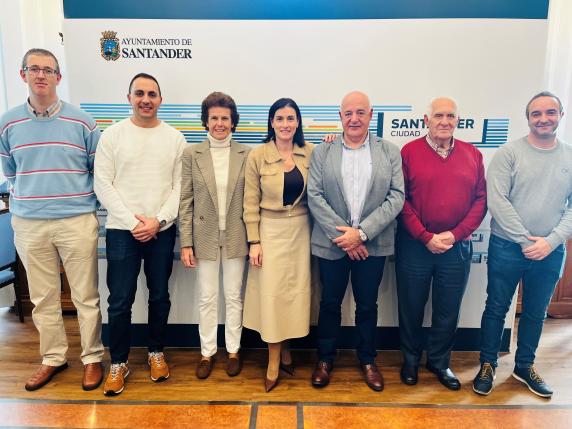 noticias/imagen-asociada/2024/12/alcaldesa_con_nueva_directiva_bolos_3.jpg