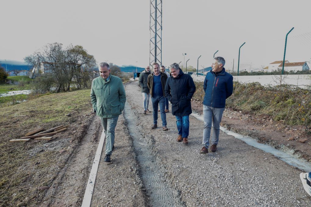 El consejero de Fomento visita los trabajos de la 2ª fase del carril bici que unirá Reinosa con Matamorosa.