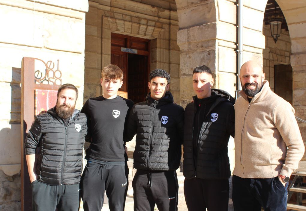 Los jugadores campurrianos de la selección cántabra de rugby M16 y M18 se reúnen con el concejal de Deportes