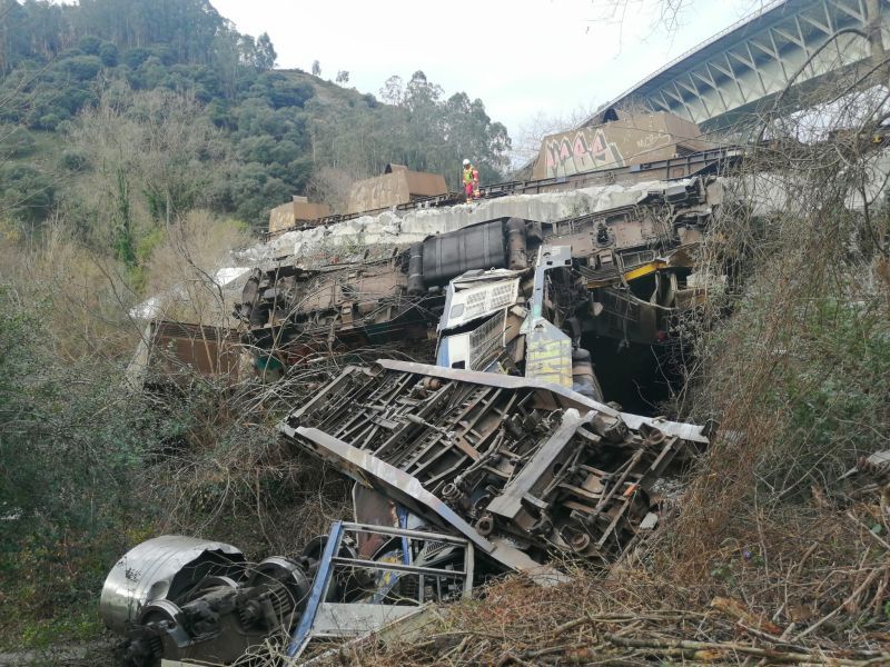 Un herido tras descarrilar un tren de mercancías a la Un herido tras descarrilar un tren de mercancías a la altura de Pesués