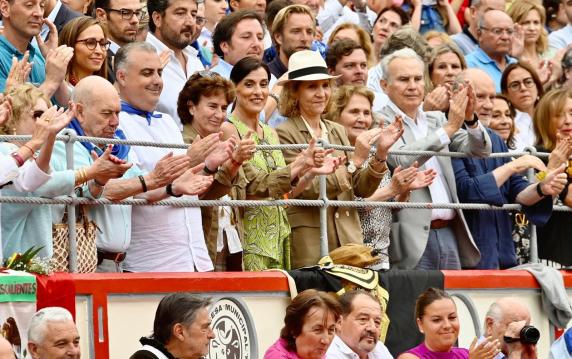 La Infanta Elena y Morante de la Puebla, protagonistas de noticias/imagen-asociada/2025/02/alcaldesa_con_infanta_elena_en_feria_santiago.jpg
