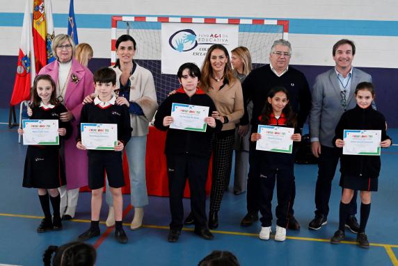 La alcaldesa destaca la “valiosa” labor del TEI en la noticias/imagen-asociada/2025/02/entrega_diplomas_tei_colegio_esclavas_4.jpg