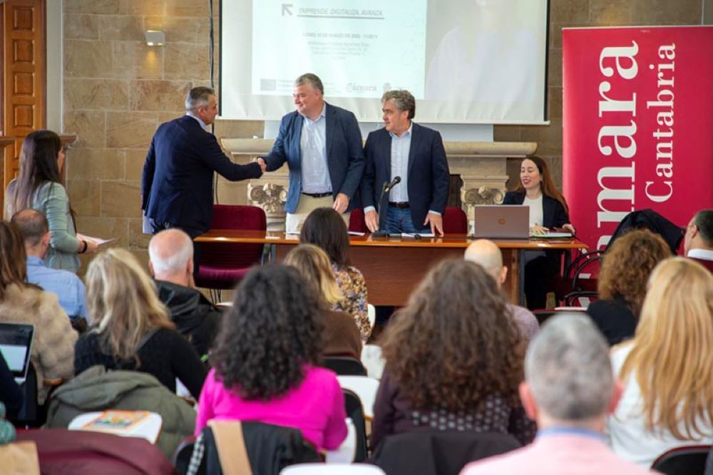 El consejero de Economía Luis Angel Agüeros presenta el plan de ayudas del proyecto TriRuralTech