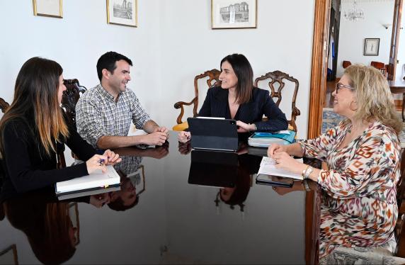 La alcaldesa recibe a la nueva directiva de la Asociación noticias/imagen-asociada/2025/04/reunion_con_guias_oficiales_turismo_apit_cantabria_1.jpg