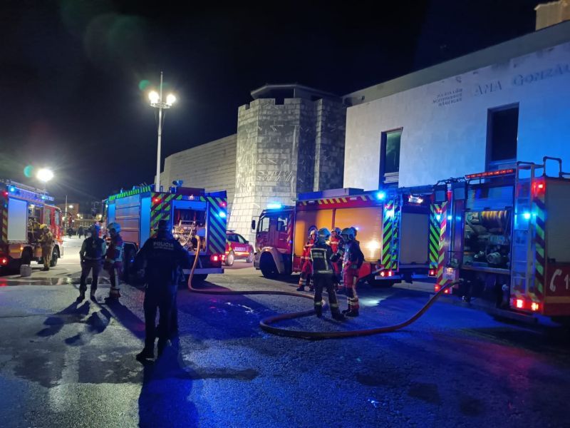 Un incendio quema tres embarcaciones de recreo en Castro Urdiles hundiendo dos de ellas