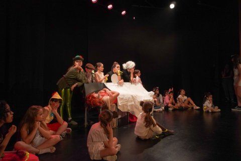 1749725538_763_LAS-CLASES-DE-TEATRO-Y-MAGIA-DE-LA-SALA-BRETON.jpeg