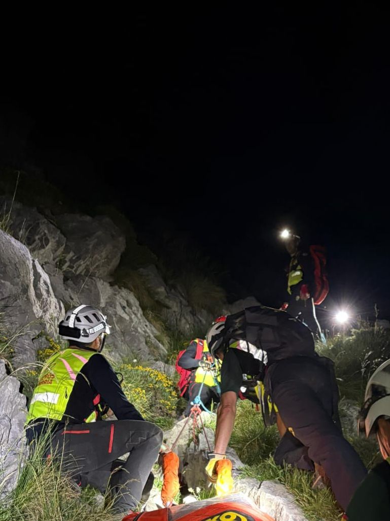 Bomberos del Gobierno localizan el cuerpo de un senderista holandés Bomberos del Gobierno localizan el cuerpo de un senderista holandés desaparecido ayer en Picos de Europa