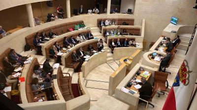 El-Parlamento-pide-un-nuevo-plan-de-empleo-para-jovenes.jpg