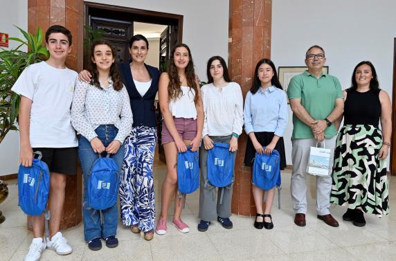 Igual recibe a los alumnos del colegio Cumbres participantes en noticias/imagen-asociada/2025/06/con_alumnos_colegio_cumbres.jpg