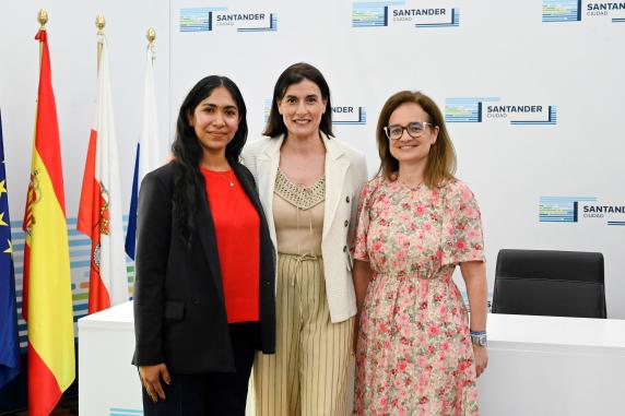 Igual recibe a una arquitecta mexicana que realiza las prácticas noticias/imagen-asociada/2025/06/con_participante_programa_pasantias.jpg