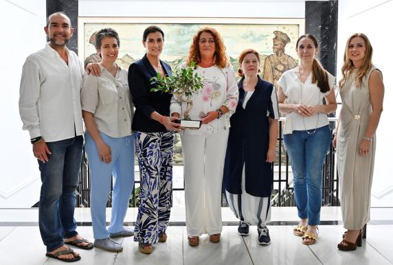 noticias/imagen-asociada/2025/06/entrega_premio_comercio_a_amada_lois.jpg