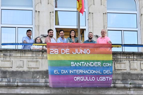 noticias/imagen-asociada/2025/06/despliegue_lona_orgullo.jpg