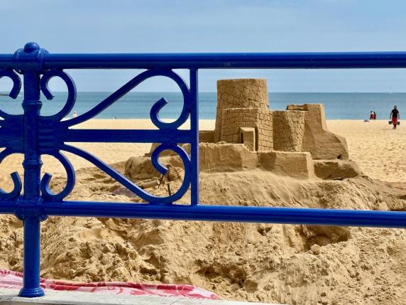 noticias/imagen-asociada/2025/08/castillo_arena_playa_santander.jpg