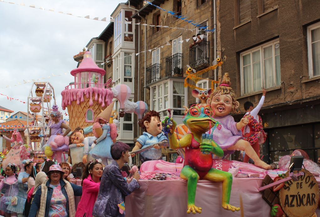La carroza titulada “Subidón de azúcar” gana el Certamen de San Mateo 2025