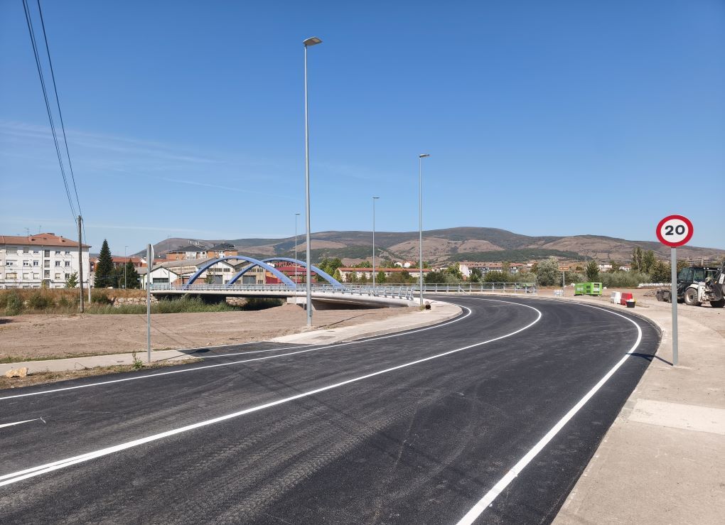 La Concejalía de Obras lamenta que la Consejería de Fomento demore la entrega de la obra en el puente del Polígono