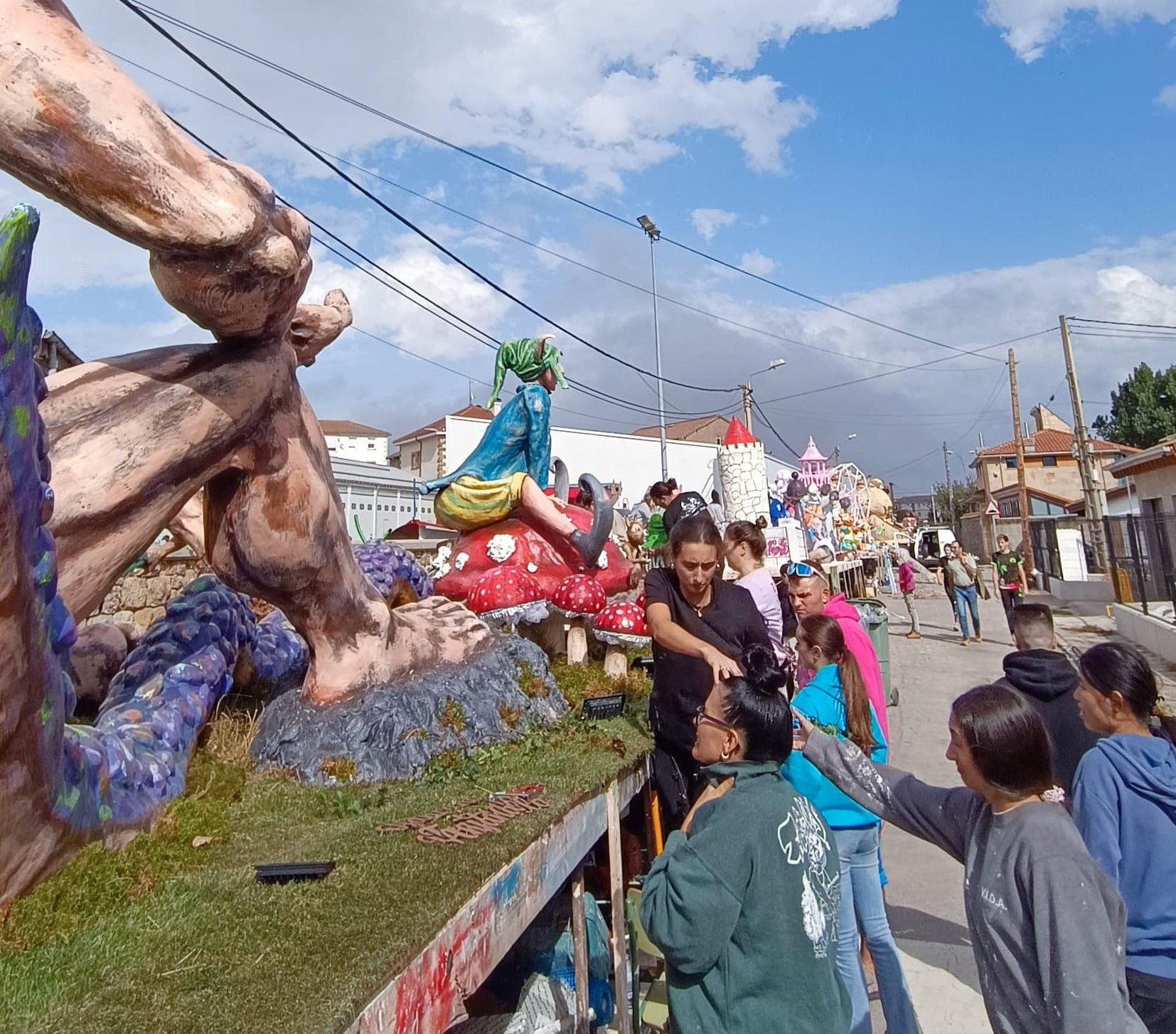 8 carrozas y 7 minicarrozas participan en el desfile de esta noche