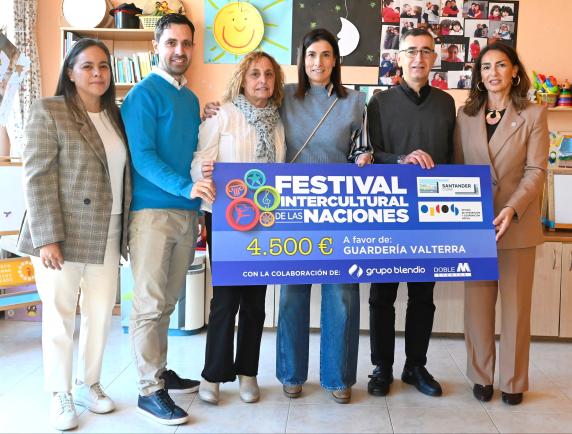 La alcaldesa preside la entrega del cheque de 4.500 euros noticias/imagen-asociada/2025/11/entrega_cheque_solidario_guarderia_valterra.jpg