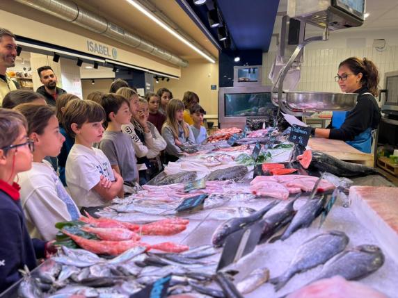 Nuevas acciones de dinamización y masterclass a escolares en el noticias/imagen-asociada/2025/11/escolares_mercado_puertochico_3.jpg