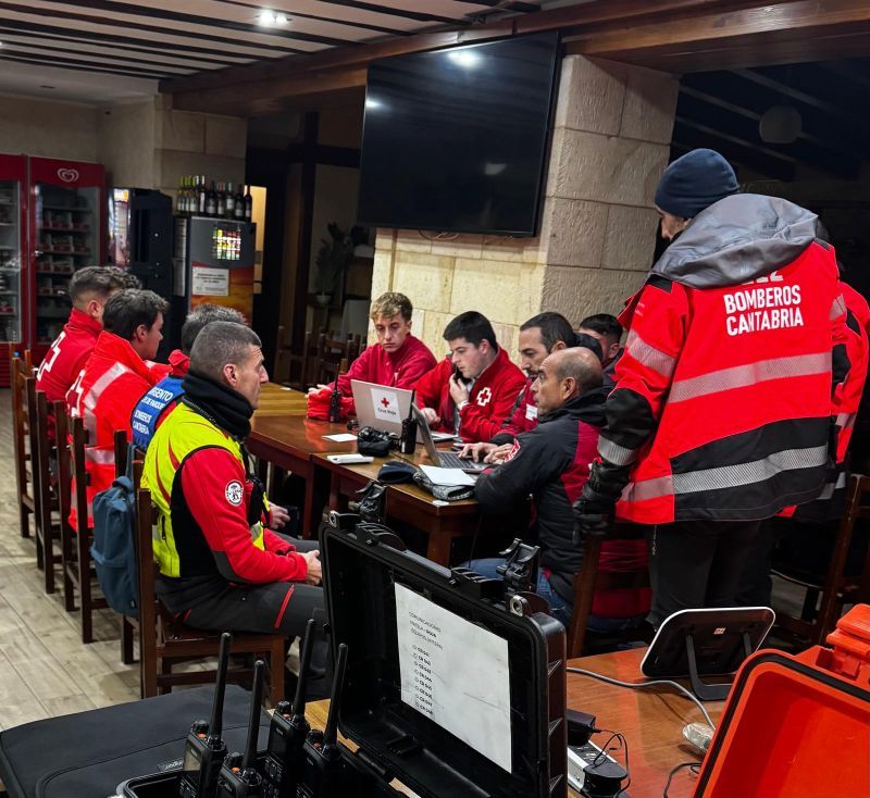 Servicios de emergencias de Cantabria y Burgos buscan a un piragüista desaparecido en el pantano del Ebro