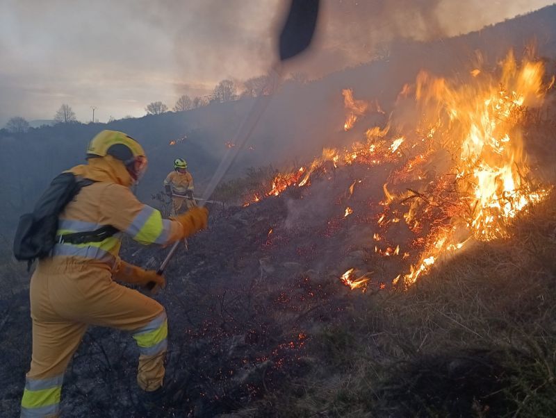 El Gobierno recomienda limitar la actividad exterior y el uso de mascarilla por la incidencia del humo de los incendios forestales