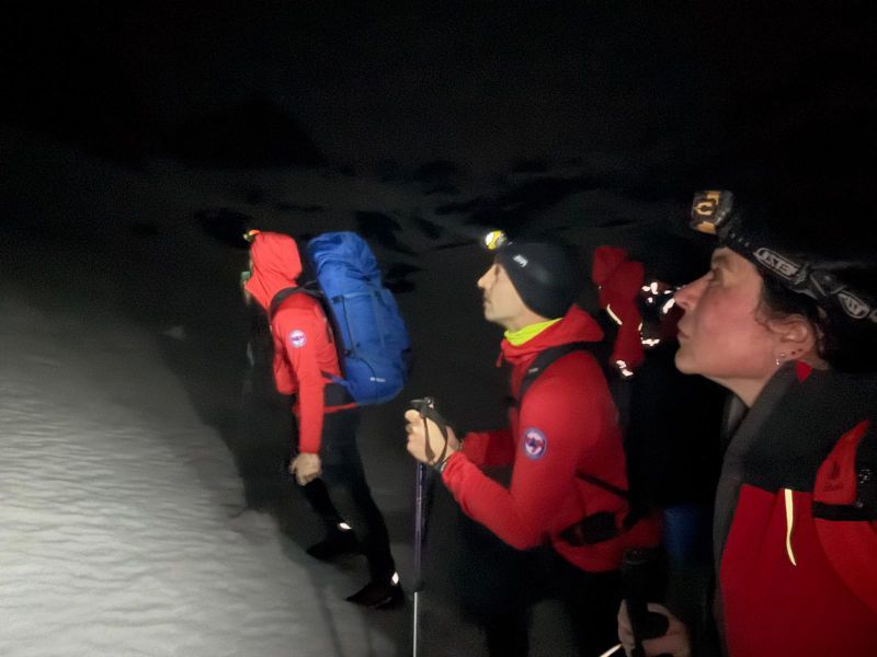 El equipo de rescate del Gobierno y el GREIM pernoctan El equipo de rescate del Gobierno y el GREIM pernoctan con un esquiador herido en Picos de Europa