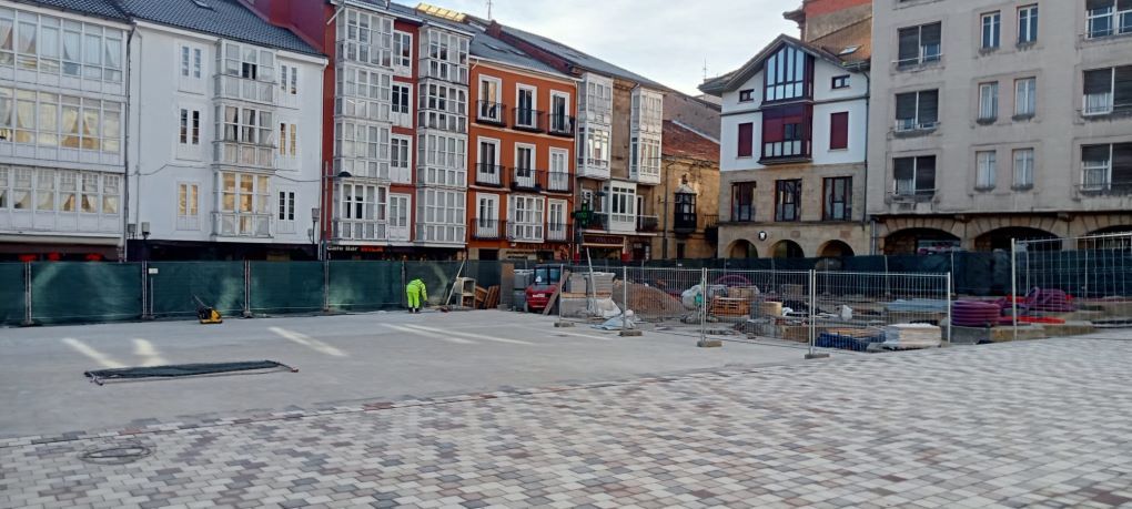 La empresa estima que las obras en la Plaza de España y la Calle Mayor estarán terminadas en septiembre