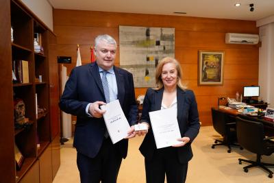 El-consejero-de-Economia-registra-el-proyecto-de-presupuesto-de.jpg