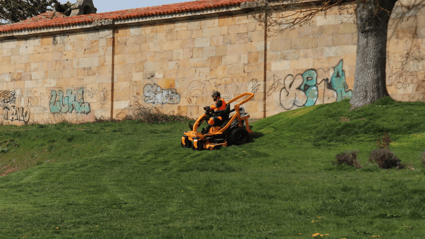 La llegada de la primavera marca el inicio de la siega en parques y jardines
