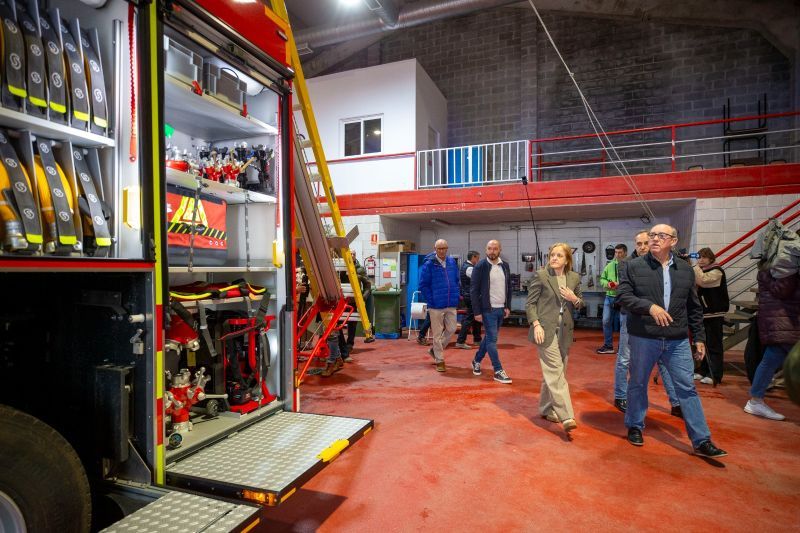 El Gobierno dota a su cuerpo de bomberos de un nuevo camión que operará en el parque de Laredo