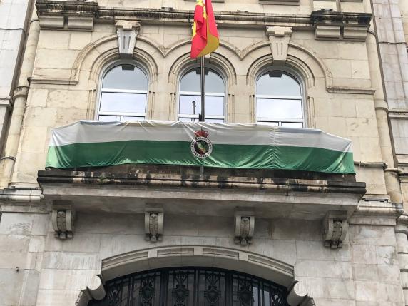 noticias/imagen-asociada/2026/05/bandera_racing_balcon_ayuntamiento_2026_1.jpg