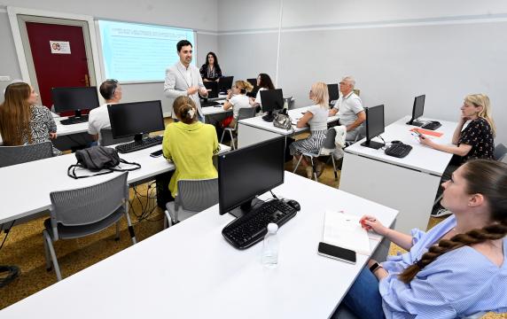 noticias/imagen-asociada/2026/06/clausura_cursos_espanol_3.jpg