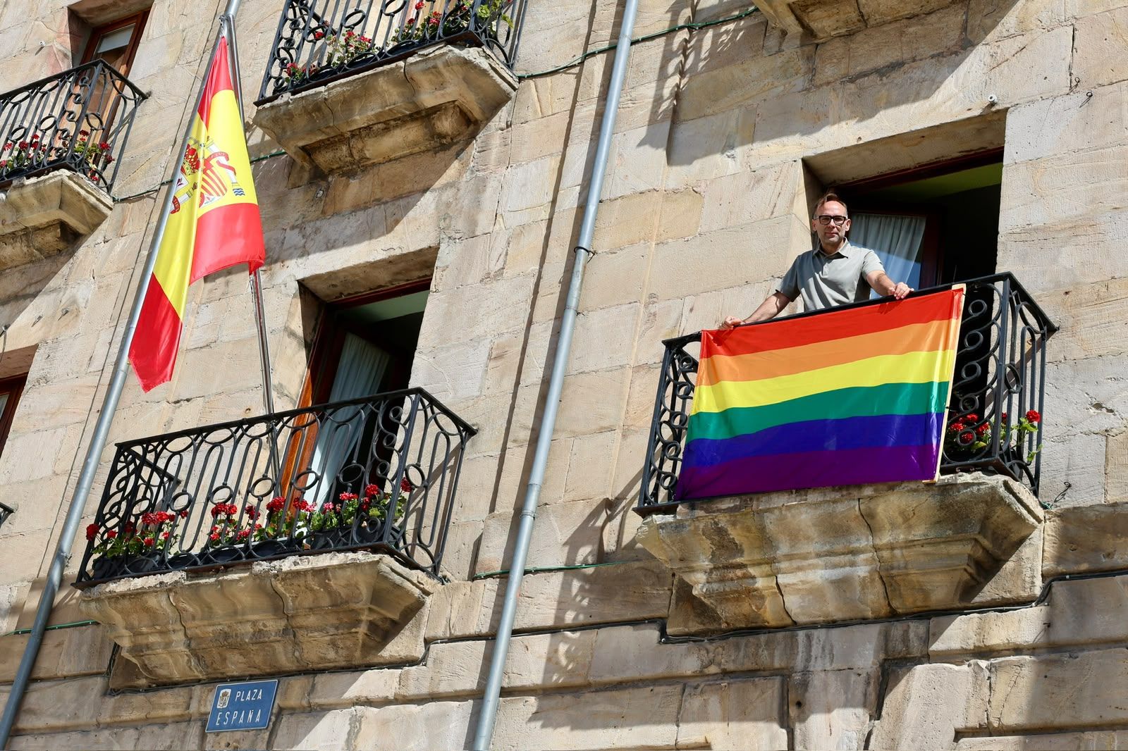 La bandera arcoíris vuelve a ondear en el Ayuntamiento de Reinosa