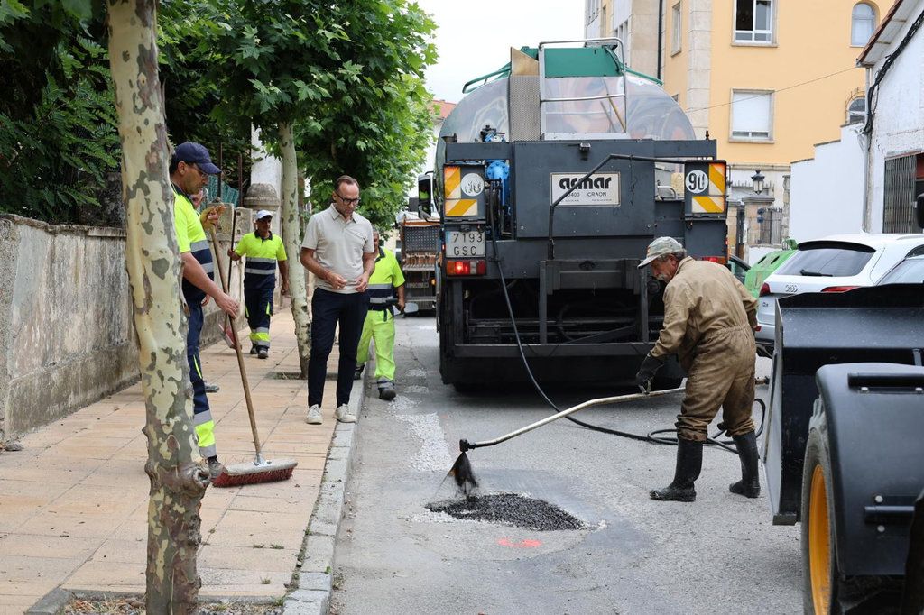 El Ayuntamiento de Reinosa inicia la campaña de bacheo mientras prepara un futuro plan de asfaltado de la ciudad