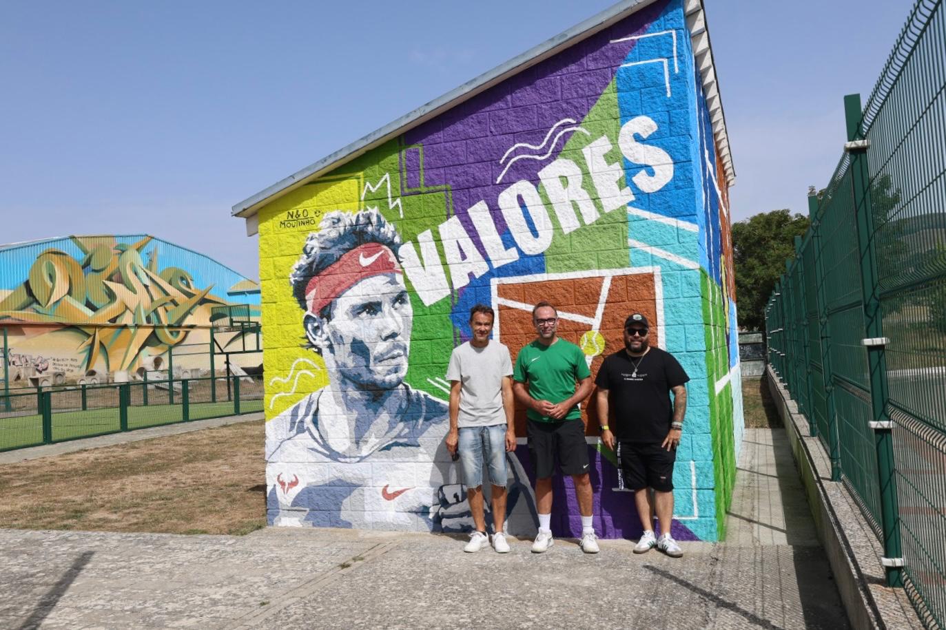 El entorno de las pistas de tenis de Reinosa estrena un nuevo mural dedicado al deporte y al tenis