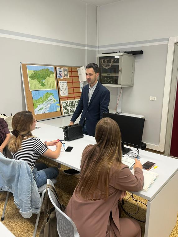 OICOS da inicio a dos cursos de español y a noticias/imagen-asociada/2026/09/visita_participantes_curso_espanol_para_extranjeros_1.jpg